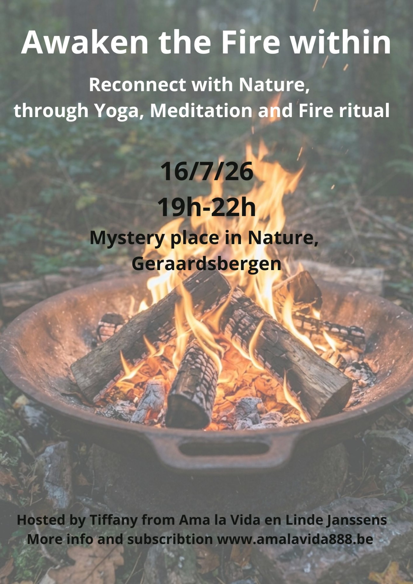 Grote kampvuurhaard met brandende vlammen, tekst over yoga, meditatie en vuurritueel in de natuur.